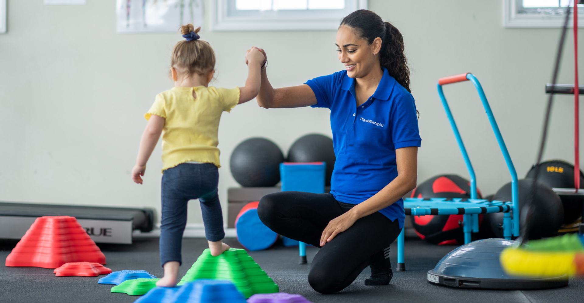 jong meisje leert lopen kinderfysiotherapie